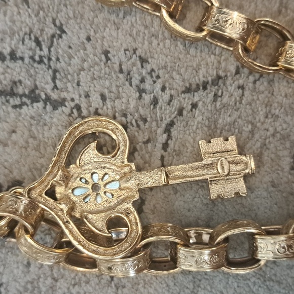 Vintage Artisan Craft Goldtone Lock And Key Necklace - Picture 5 of 8